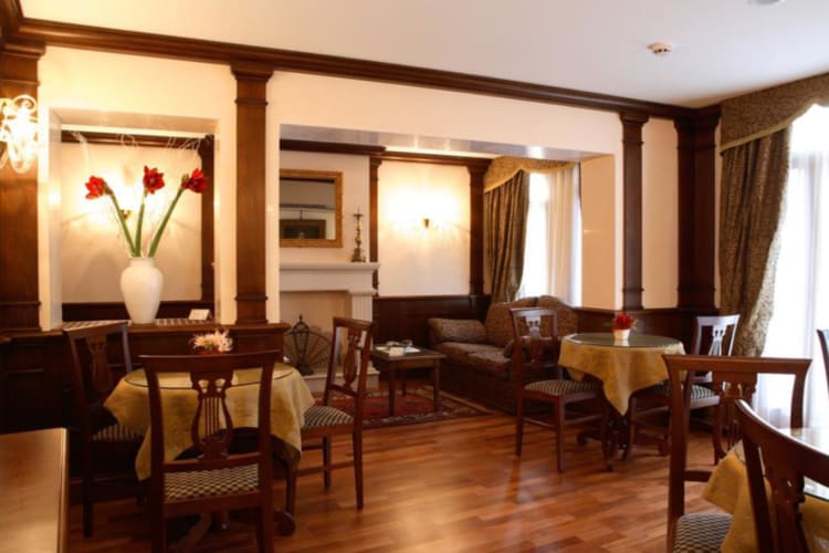 Breakfast and lounge